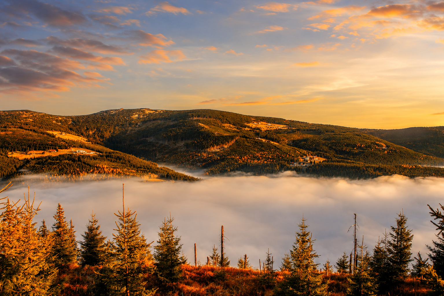Podzimní panorama nad mraky — Špindlerův Mlýn a Krkonoše